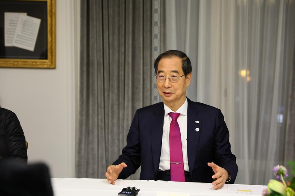 한덕수 국무총리가 27일(현지시간) 프랑스 파리 인터컨티넨탈 파리 르 그랑에서 열린 ‘기자단 만찬 간담회’에서 막바지 유치 활동에 대해 설명하고 있다.