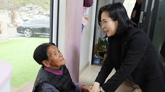 김현숙 여성가족부 장관이 27일 경북 포항에 거주하시는 일본군 ‘위안부’ 피해자 박필근 할머니 자택을 방문해 인사하고 있다.