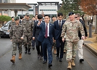 신원식 국방부 장관이 27일 경기 평택시 한미연합군사령부를 방문해 폴 라카메라(Paul LaCamera) 연합사령관과 이동하고 있다.