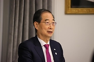 한덕수 국무총리가 27일(현지시간) 프랑스 파리 인터컨티넨탈 파리 르 그랑에서 열린 ‘기자단 만찬 간담회’에서 막바지 유치 활동에 대해 설명하고 있다.
