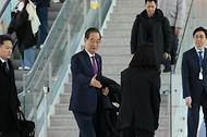 한덕수 국무총리가 26일 2030 세계박람회(엑스포) 개최지를 결정하는 파리 국제박람회기구(BIE) 총회 참석을 위해 인천 중구 인천국제공항을 통해 출국하고 있다.