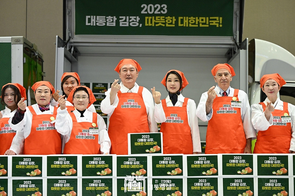 윤석열 대통령과 김건희 여사가 27일 경기 고양시 킨텍스에서 열린 ‘나눔과 봉사의 국민 대통합 김장행사’에서 참석자들과 손가락 하트 포즈를 취하며 기념촬영을 하고 있다.