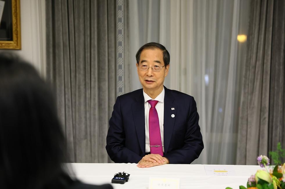 한덕수 국무총리가 27일(현지시간) 프랑스 파리 인터컨티넨탈 파리 르 그랑에서 열린 ‘기자단 만찬 간담회’에서 막바지 유치 활동에 대해 설명하고 있다.