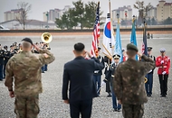신원식 국방부 장관이 27일 경기 평택시 한미연합군사령부를 방문해 의장행사에서 폴 라카메라(Paul LaCamera) 연합사령관, 강신철 연합사 부사령관과 경례하고 있다.