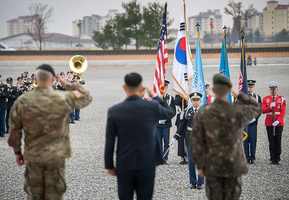 신원식 국방부 장관이 27일 경기 평택시 한미연합군사령부를 방문해 의장행사에서 폴 라카메라(Paul LaCamera) 연합사령관, 강신철 연합사 부사령관과 경례하고 있다.