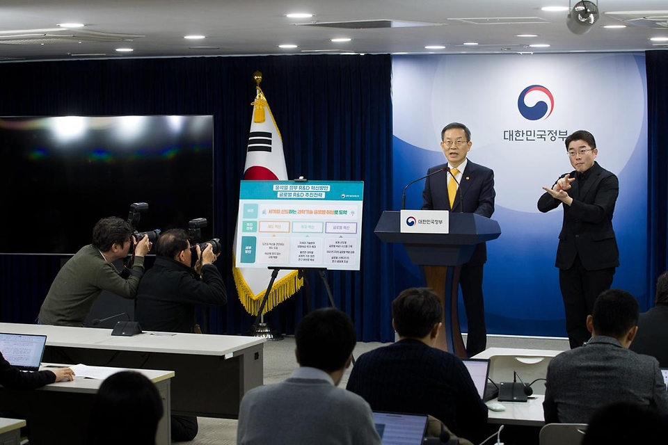 이종호 과학기술정보통신부 장관이 27일 서울 종로구 정부서울청사 본관 브리핑룸에서 ‘윤석열 정부 R&D 혁신방안 및 글로벌 R&D 추진전략’ 관련 브리핑을 하고 있다.