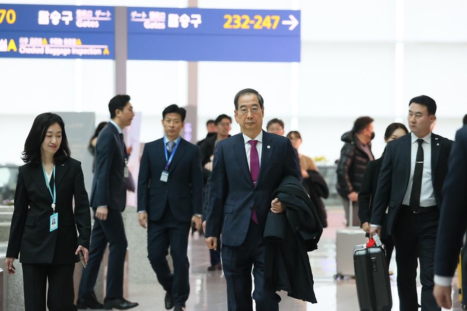 한덕수 국무총리가 26일 2030 세계박람회(엑스포) 개최지를 결정하는 파리 국제박람회기구(BIE) 총회 참석을 위해 인천 중구 인천국제공항을 통해 출국하고 있다.