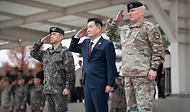 신원식 국방부 장관이 27일 경기 평택시 한미연합군사령부를 방문해 의장행사에서 폴 라카메라(Paul LaCamera) 연합사령관, 강신철 연합사 부사령관과 경례하고 있다.