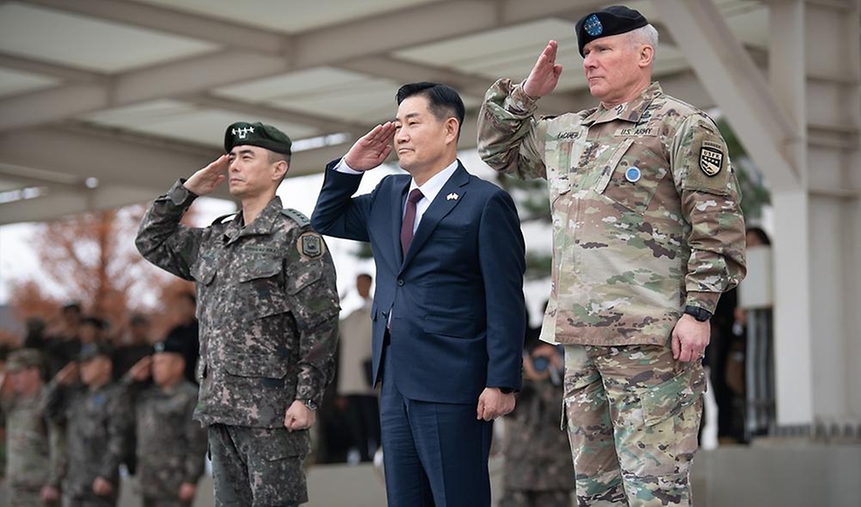 신원식 국방부 장관이 27일 경기 평택시 한미연합군사령부를 방문해 의장행사에서 폴 라카메라(Paul LaCamera) 연합사령관, 강신철 연합사 부사령관과 경례하고 있다.