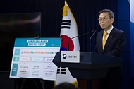 이종호 과학기술정보통신부 장관이 27일 서울 종로구 정부서울청사 본관 브리핑룸에서 ‘윤석열 정부 R&D 혁신방안 및 글로벌 R&D 추진전략’ 관련 브리핑을 하고 있다.