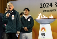 유인촌 문화체육관광부 장관이 28일 강원도 원주 육민관고 체육관에서 열린 ‘2024강원동계청소년올림픽 원주 성화투어 행사’에 참석해 인사말을 하고 있다.
