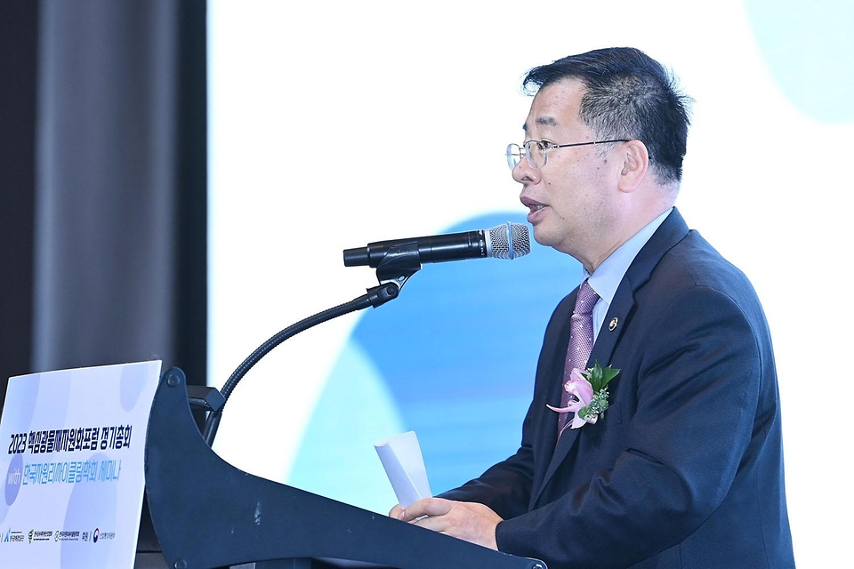 강경성 산업통상자원부 2차관이 28일 서울 영등포구 글래드호텔에서 열린 ‘2023 핵심광물재자원화포럼 정기총회 및 세미나’에 참석해 축사를 하고 있다.