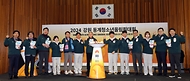 유인촌 문화체육관광부 장관이 28일 강원도 원주 육민관고 체육관에서 열린 ‘2024강원동계청소년올림픽 원주 성화투어 행사’에 참석해 기념촬영을 하고 있다.