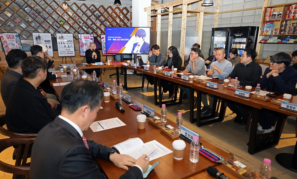 유인촌 문화체육관광부 장관이 27일 서울 마포구 웹툰 제작사 ㈜재담미디어 사무실에서 만화·웹툰 업계 관계자를 만나 만화·웹툰 산업 육성 전략 수립을 위한 현장 의견을 청취하고 의견을 나누고 있다.