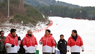 유인촌 문화체육관광부 장관이 28일 강원도 원주 육민관고 체육관에서 열린 ‘2024강원동계청소년올림픽 원주 성화투어 행사’를 마치고 횡성군 웰리힐리파크로 이동해 2024강원동계청소년올림픽 현장을 점검하고 있다. 