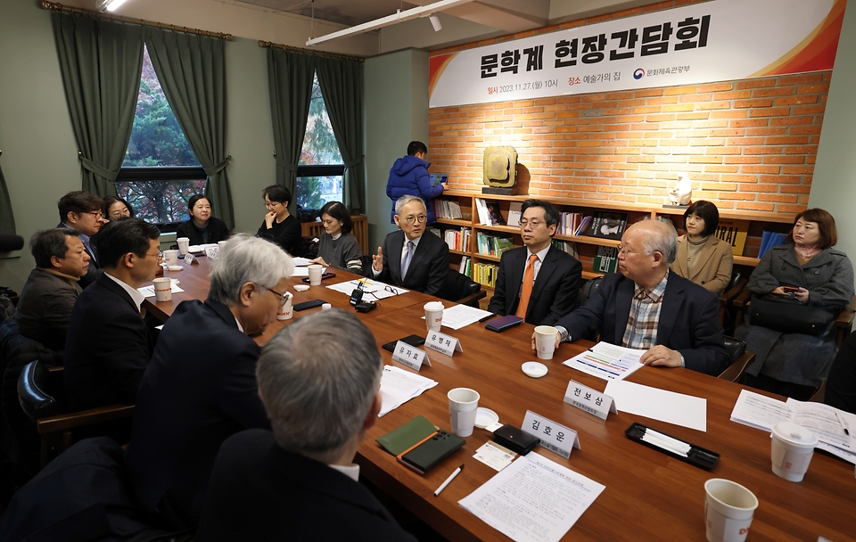 유인촌 문화체육관광부 장관이 27일 서울 종로구 예술가의 집에서 문학계 주요 인사들을 만나 현장 의견을 수렴하고 문학창작, 작품지원, 해외수출 등 문학계 지원정책 방향에 대해 논의를 하고 있다.