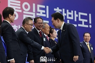 윤석열 대통령이 28일 경기 고양시 킨텍스에서 열린 ‘제21기 민주평화통일자문회의 전체회의’에서 참석자들과 인사하고 있다.