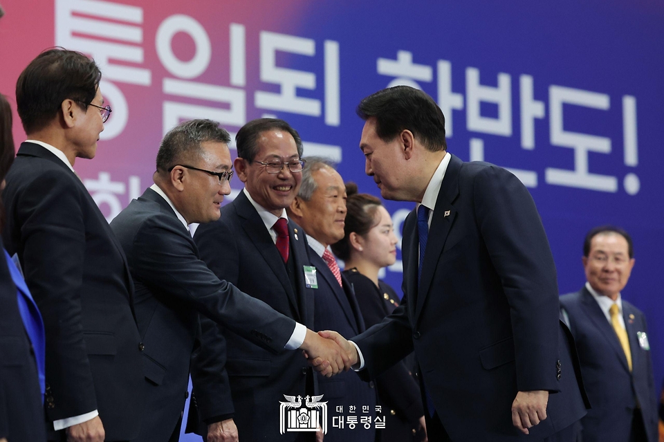 윤석열 대통령이 28일 경기 고양시 킨텍스에서 열린 ‘제21기 민주평화통일자문회의 전체회의’에서 참석자들과 인사하고 있다.