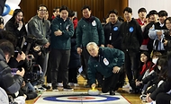 유인촌 문화체육관광부 장관이 28일 강원도 원주 육민관고 체육관에서 열린 ‘2024강원동계청소년올림픽 원주 성화투어 행사’에 참석해 동계스포츠를 체험해 보고 있다.