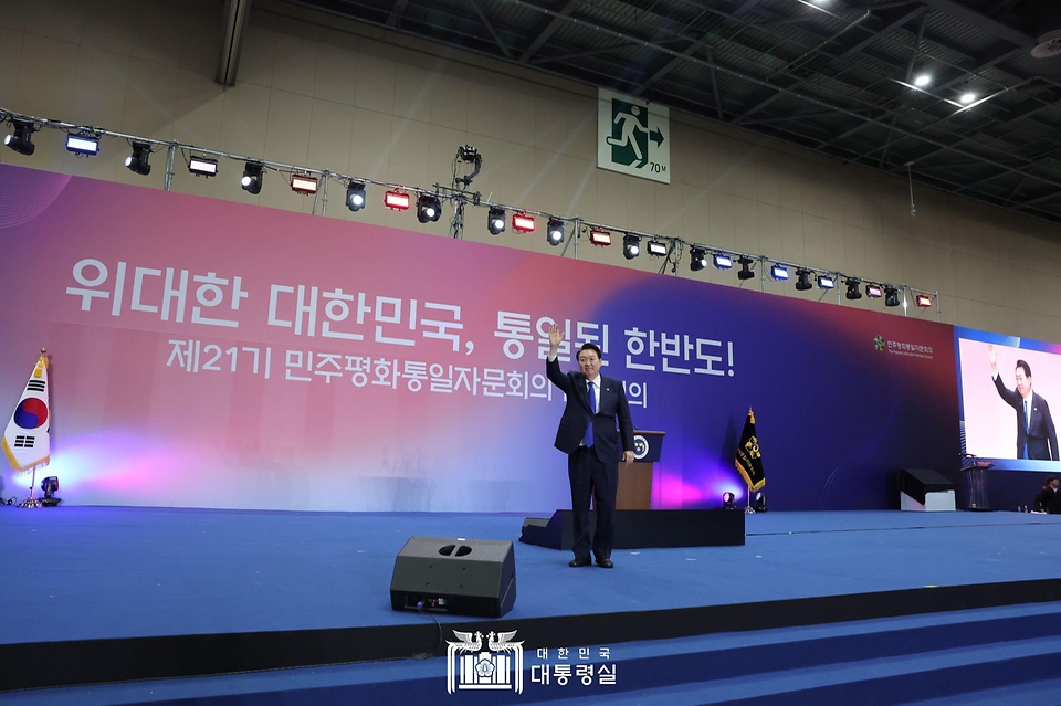 윤석열 대통령이 28일 경기 고양시 킨텍스에서 열린 ‘제21기 민주평화통일자문회의 전체회의’에 참석해 인사하고 있다.