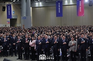윤석열 대통령이 28일 경기 고양시 킨텍스에서 열린 ‘제21기 민주평화통일자문회의 전체회의’에 참석해 국기에 대한 경례를 하고 있다.