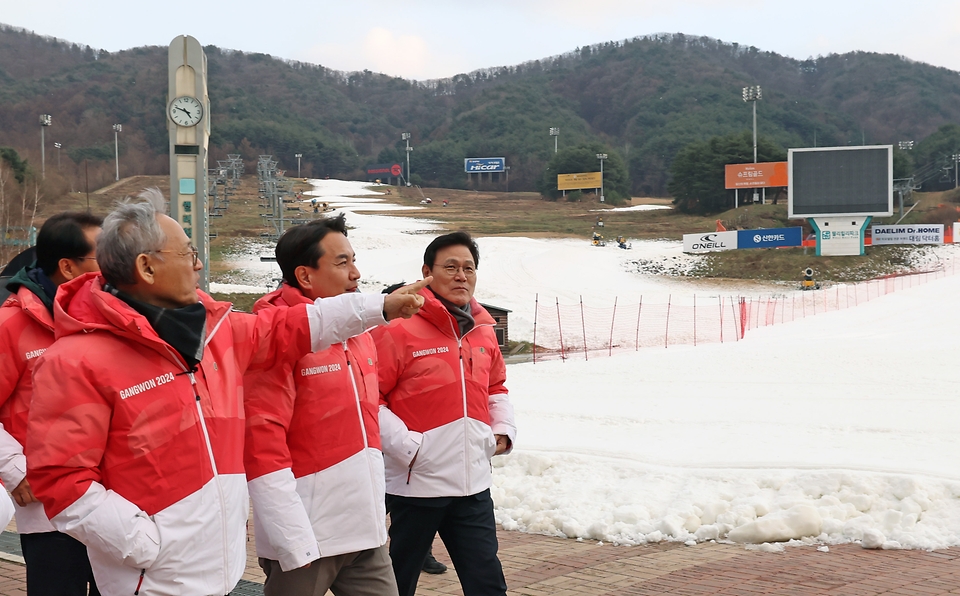 유인촌 문화체육관광부 장관이 28일 강원도 원주 육민관고 체육관에서 열린 ‘2024강원동계청소년올림픽 원주 성화투어 행사’를 마치고 횡성군 웰리힐리파크로 이동해 2024강원동계청소년올림픽 현장을 점검하고 있다. 
