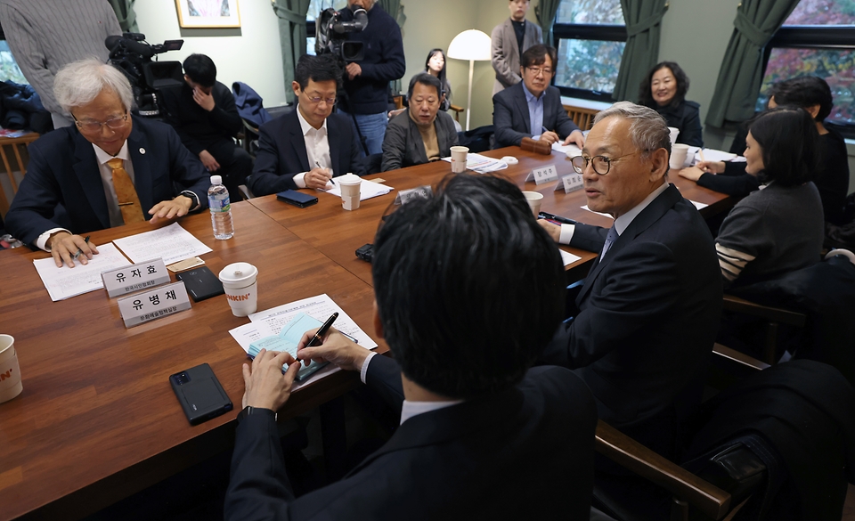 유인촌 문화체육관광부 장관이 27일 서울 종로구 예술가의 집에서 문학계 주요 인사들을 만나 현장 의견을 수렴하고 문학창작, 작품지원, 해외수출 등 문학계 지원정책 방향에 대해 논의를 하고 있다.