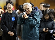 유인촌 문화체육관광부 장관이 28일 강원도 원주 육민관고 체육관에서 열린 ‘2024강원동계청소년올림픽 원주 성화투어 행사’에 참석해 동계스포츠를 체험해 보고 있다.