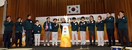 유인촌 문화체육관광부 장관이 28일 강원도 원주 육민관고 체육관에서 열린 ‘2024강원동계청소년올림픽 원주 성화투어 행사’에 참석해 성화를 성화로에 안치하고 있다.