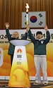 유인촌 문화체육관광부 장관이 28일 강원도 원주 육민관고 체육관에서 열린 ‘2024강원동계청소년올림픽 원주 성화투어 행사’에 참석해 성화를 들고 성화로 앞에서 인사하고 있다.