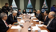 유인촌 문화체육관광부 장관이 27일 서울 종로구 예술가의 집에서 문학계 주요 인사들을 만나 현장 의견을 수렴하고 문학창작, 작품지원, 해외수출 등 문학계 지원정책 방향에 대해 논의를 하고 있다.