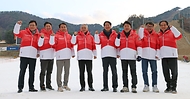 유인촌 문화체육관광부 장관이 28일 강원도 원주 육민관고 체육관에서 열린 ‘2024강원동계청소년올림픽 원주 성화투어 행사’를 마치고 횡성군 웰리힐리파크로 이동해 2024강원동계청소년올림픽 현장을 점검한 뒤 기념촬영을 하고 있다.