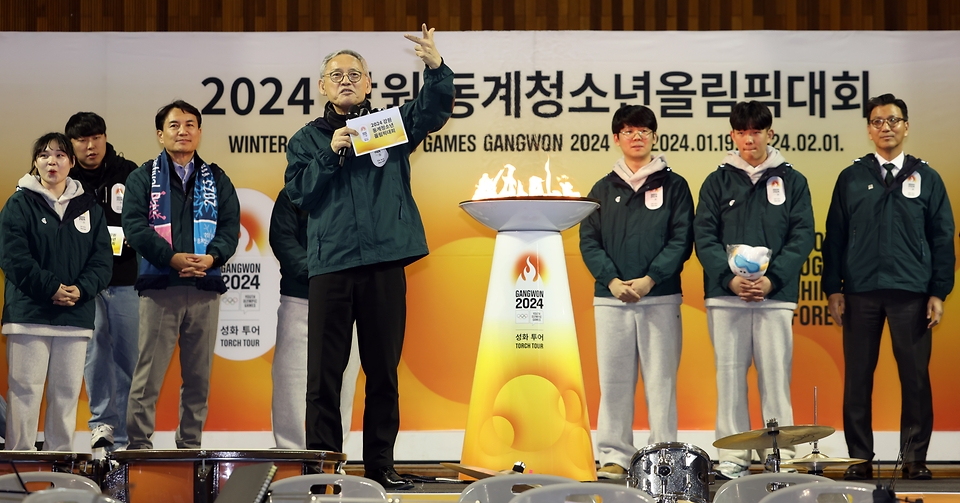 유인촌 문화체육관광부 장관이 28일 강원도 원주 육민관고 체육관에서 열린 ‘2024강원동계청소년올림픽 원주 성화투어 행사’에서 참석한 육민관고 학생들에게 올림픽 관련 퀴즈를 출제하고 있다.