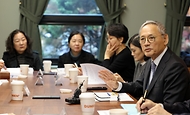 유인촌 문화체육관광부 장관이 27일 서울 종로구 예술가의 집에서 문학계 주요 인사들을 만나 현장 의견을 수렴하고 문학창작, 작품지원, 해외수출 등 문학계 지원정책 방향에 대해 논의를 하고 있다.