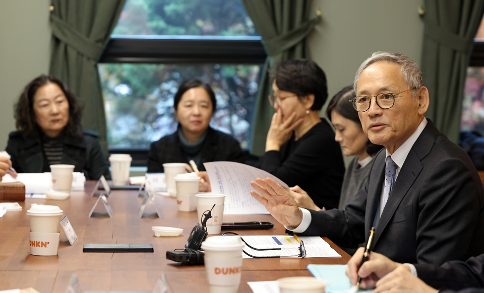 유인촌 문화체육관광부 장관이 27일 서울 종로구 예술가의 집에서 문학계 주요 인사들을 만나 현장 의견을 수렴하고 문학창작, 작품지원, 해외수출 등 문학계 지원정책 방향에 대해 논의를 하고 있다.