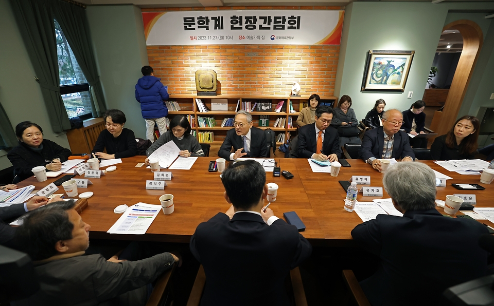 유인촌 문화체육관광부 장관이 27일 서울 종로구 예술가의 집에서 문학계 주요 인사들을 만나 현장 의견을 수렴하고 문학창작, 작품지원, 해외수출 등 문학계 지원정책 방향에 대해 논의를 하고 있다.