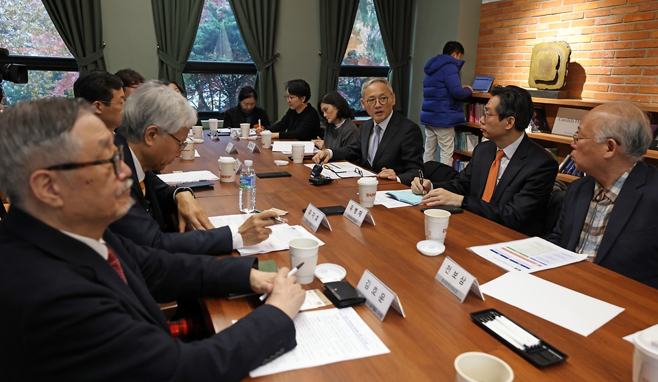 유인촌 문화체육관광부 장관이 27일 서울 종로구 예술가의 집에서 문학계 주요 인사들을 만나 현장 의견을 수렴하고 문학창작, 작품지원, 해외수출 등 문학계 지원정책 방향에 대해 논의를 하고 있다.