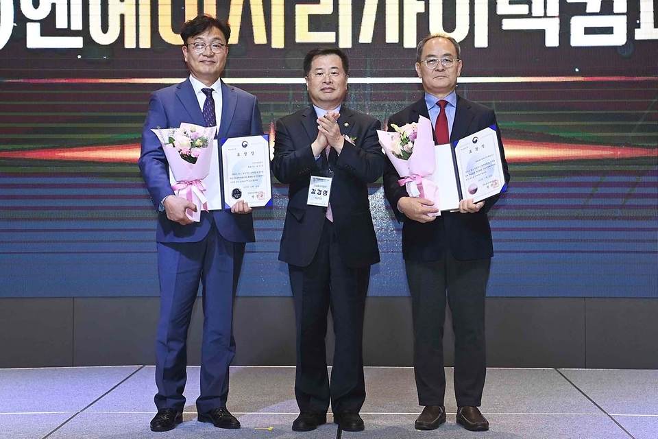 강경성 산업통상자원부 2차관이 28일 서울 영등포구 글래드호텔에서 열린 ‘2023 핵심광물재자원화포럼 정기총회 및 세미나’에서 핵심광물 재자원화산업 발전에 기여한 공로로 유공자에게 정부표창(산업부 장관상)을 수여한 뒤 기념촬영을 하고 있다.