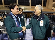 유인촌 문화체육관광부 장관이 28일 강원도 원주 육민관고 체육관에서 열린 ‘2024강원동계청소년올림픽 원주 성화투어 행사’에참석해 김진태 강원도지사와 인사를 나누고 있다.