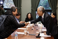유인촌 문화체육관광부 장관이 27일 서울 종로구 예술가의 집에서 문학계 주요 인사들을 만나 인사를 나누고 있다.