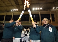 유인촌 문화체육관광부 장관이 28일 강원도 원주 육민관고 체육관에서 열린 ‘2024강원동계청소년올림픽 원주 성화투어 행사’에 참석해 김재열 IOC 위원에게 성화를 인계 받고 있다.