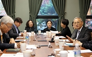 유인촌 문화체육관광부 장관이 27일 서울 종로구 예술가의 집에서 문학계 주요 인사들을 만나 현장 의견을 수렴하고 문학창작, 작품지원, 해외수출 등 문학계 지원정책 방향에 대해 논의를 하고 있다.