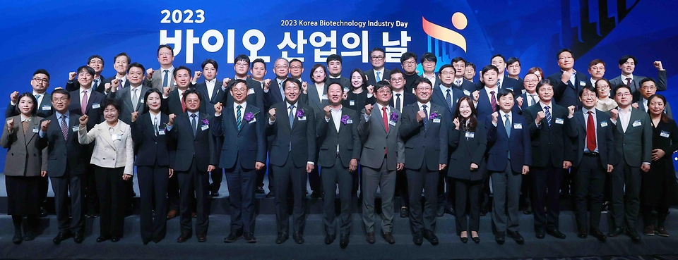 장영진 산업통상자원부 1차관이 28일 서울 중구 웨스턴조선호텔 그랜드볼룸에서 열린 ‘2023년 바이오산업의 날’에서 참석자들과 기념촬영을 하고 있다.