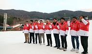유인촌 문화체육관광부 장관이 28일 강원도 원주 육민관고 체육관에서 열린 ‘2024강원동계청소년올림픽 원주 성화투어 행사’를 마치고 횡성군 웰리힐리파크로 이동해 2024강원동계청소년올림픽 현장을 점검한 뒤 기념촬영을 하고 있다.