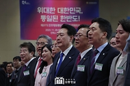 윤석열 대통령이 28일 경기 고양시 킨텍스에서 열린 ‘제21기 민주평화통일자문회의 전체회의’에 참석해 애국가를 부르고 있다.