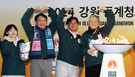 유인촌 문화체육관광부 장관이 28일 강원도 원주 육민관고 체육관에서 열린 ‘2024강원동계청소년올림픽 원주 성화투어 행사’에 참석해 기념촬영을 하고 있다.