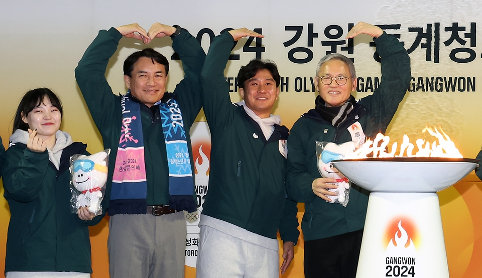 유인촌 문화체육관광부 장관이 28일 강원도 원주 육민관고 체육관에서 열린 ‘2024강원동계청소년올림픽 원주 성화투어 행사’에 참석해 기념촬영을 하고 있다.