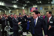 윤석열 대통령이 28일 경기 고양시 킨텍스에서 열린 ‘제21기 민주평화통일자문회의 전체회의’에 입장하고 있다.