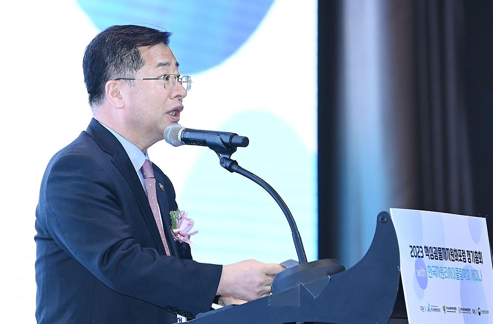 강경성 산업통상자원부 2차관이 28일 서울 영등포구 글래드호텔에서 열린 ‘2023 핵심광물재자원화포럼 정기총회 및 세미나’에 참석해 축사를 하고 있다.