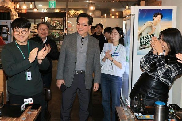 정황근 농림축산식품부 장관이 28일 세종에서 일하는 방식과 조직문화 개선에 대한 의견을 나누기 위해 열린 ‘소통 간담회’에 입장하고 있다.
